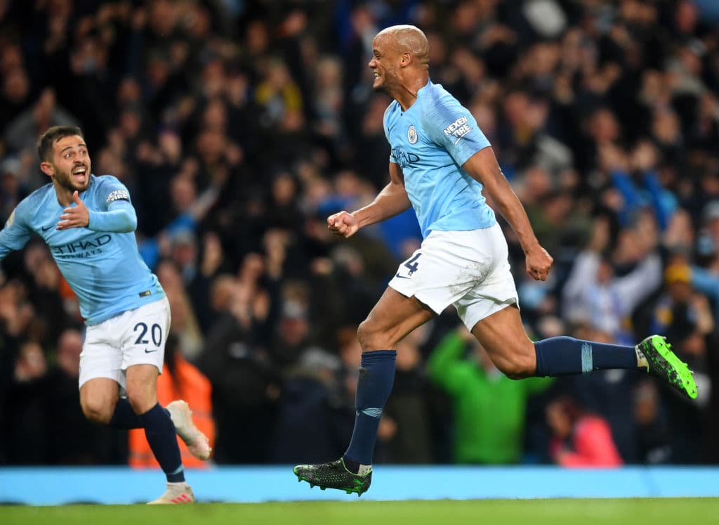 A falta de una jornada en la Liga Premier, el Manchester City da un golpe de autoridad al vencer a Leicester City 1-0 en casa y llega a la Fecha 38 como líder y como el favorito para ganar el t´ítulo, su segundo consecutivo de consumarse. Un golazo de Vincent Kompany, abre esa enorme posibilidad.