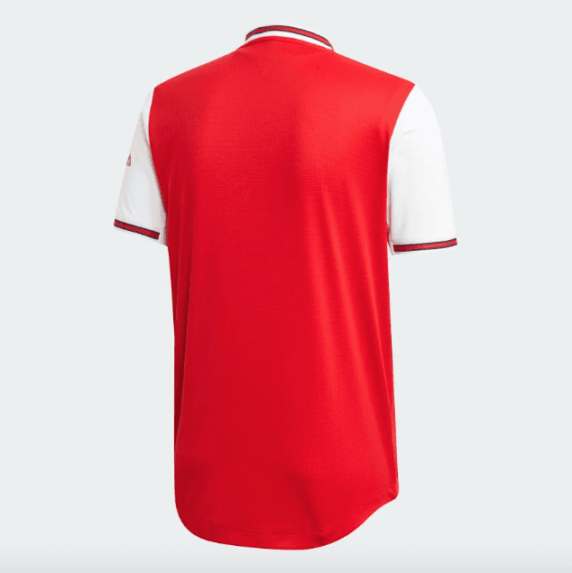 Pasaron 25 años para que el Arsenal F.C. volviera a vestir con la marca de las tres rayas hasta la temporada que iniciará en los próximos meses. Como era de esperarse, Adidas le entregó un diseño nostálgico, con detalles retro pero moderno para iniciar una nueva relación de convenio.