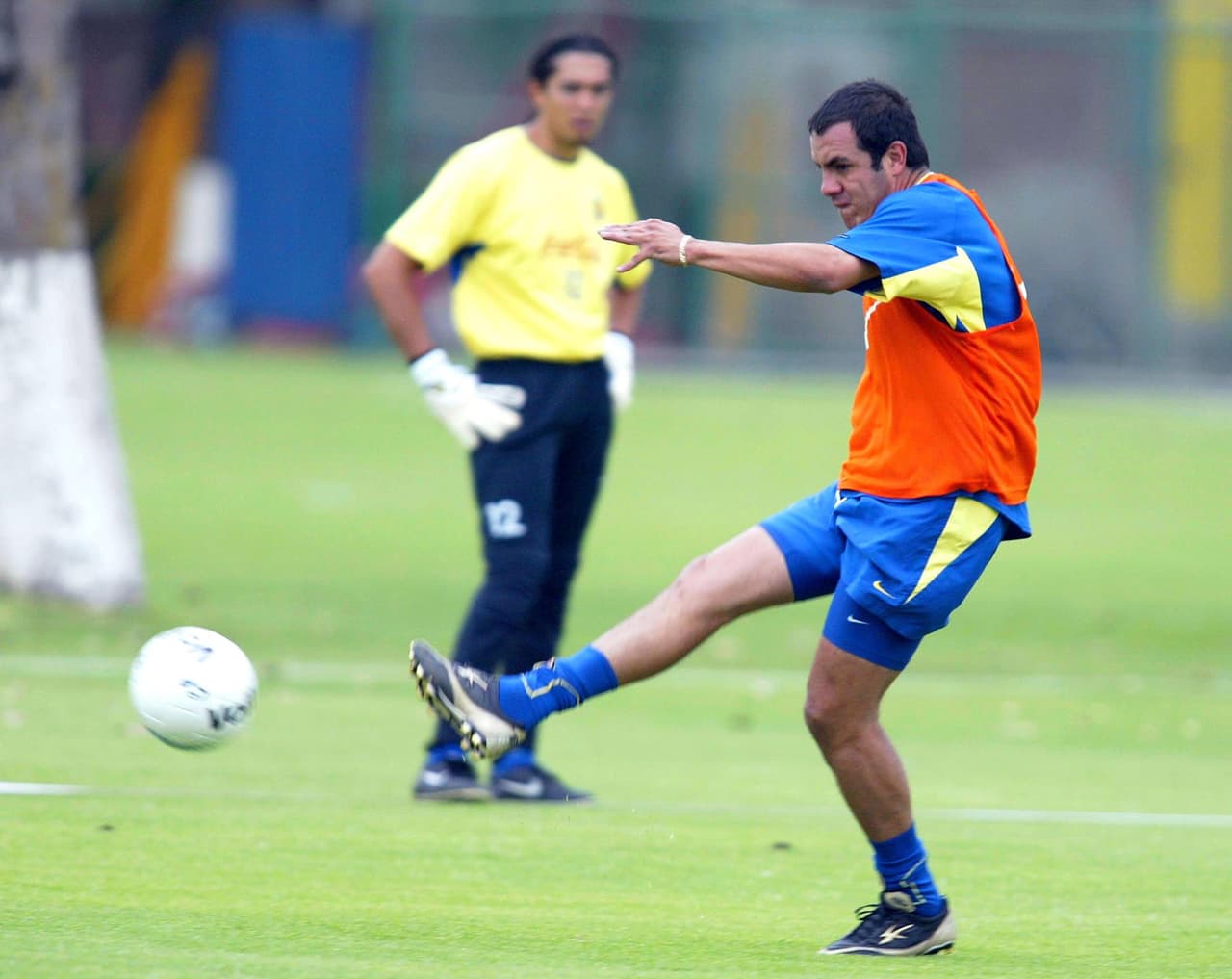 Ocurrió mientras entrenaban en el Club América, por allá del año 92, ambos jugadores se calentaron y retaron a las manos.