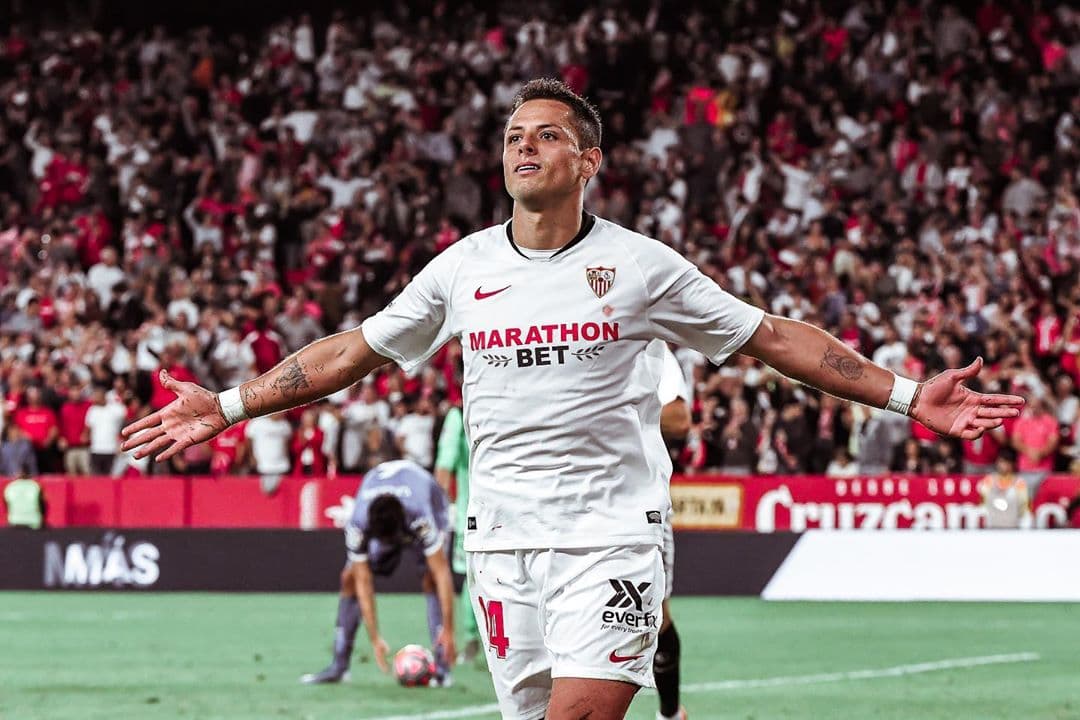 Luego, a mitad de año, se conoció que
<b>Javier Hernández</b> pasaría a jugar para el Sevilla de España y un nuevo destino vendría para la pareja.
