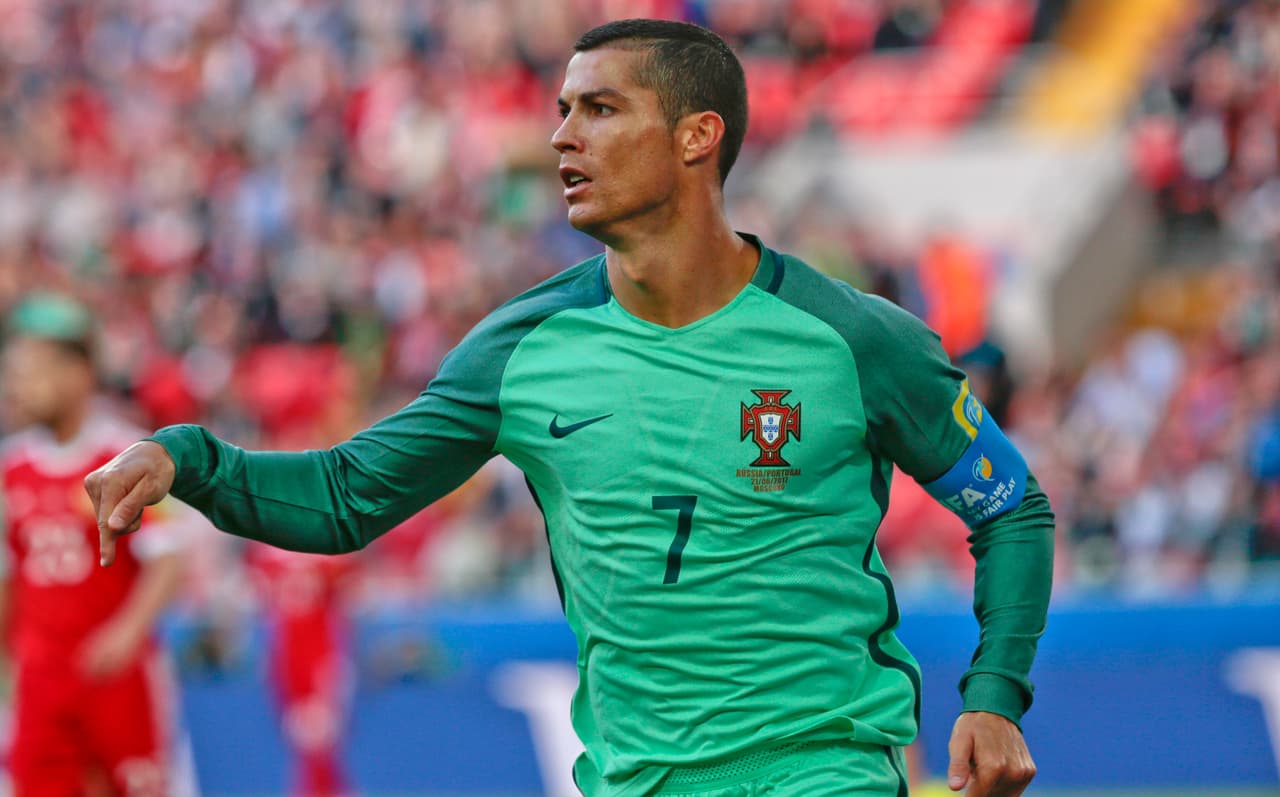 Cristiano Ronaldo estuvo a poco de romper esa mala racha de los ganadores del Balón de Oro: fue campeón de Eurocopa con Portugal y es el gran goleador de su selección.