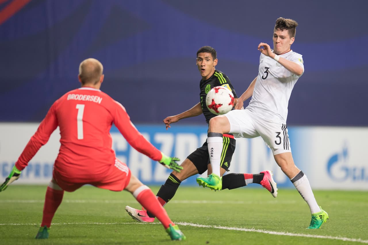 Aunque México tuvo la iniciativa en algunos momentos del partido, la defensa alemana controló esas embestidas.