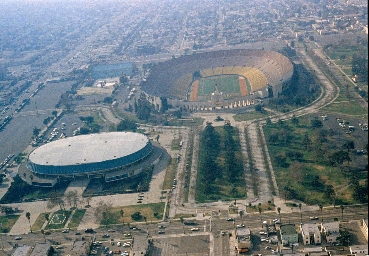 Una toma aérea de Los Angeles Memorial Coliseum, escenario memorable donde se desarrollaron los Juegos Olímpicos de 1932, la Serie Mundial de 1959 World Series y el Super Bowl I, entre algunos de los eventos más trascendentes a nivel mundial.