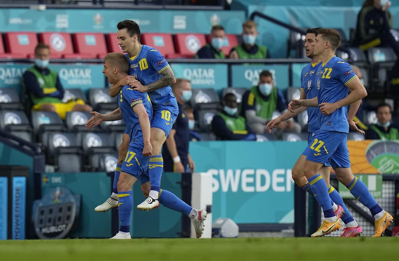 Ucrania lo hace y deja fuera a Suecia en tiempos extra con marcador de 2-1; consigue su pase a Cuartos de Final en la Euro 2020. Oleksandr Zinchenko abría el marcador al minuto 27, pero el sueco Emil Forsberg empataba el encuentro al 43'. Quien le da la victoria y el pase a la siguiente ronda a los ucranianos, es Artem Dovbyk al 120+1', quienes enfrentarán a Inglaterra este sábado.