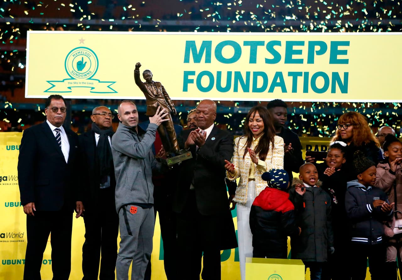 Iniesta alza trofeo en partido conmemorativo a Nelson Mandela en Sudáfrica.