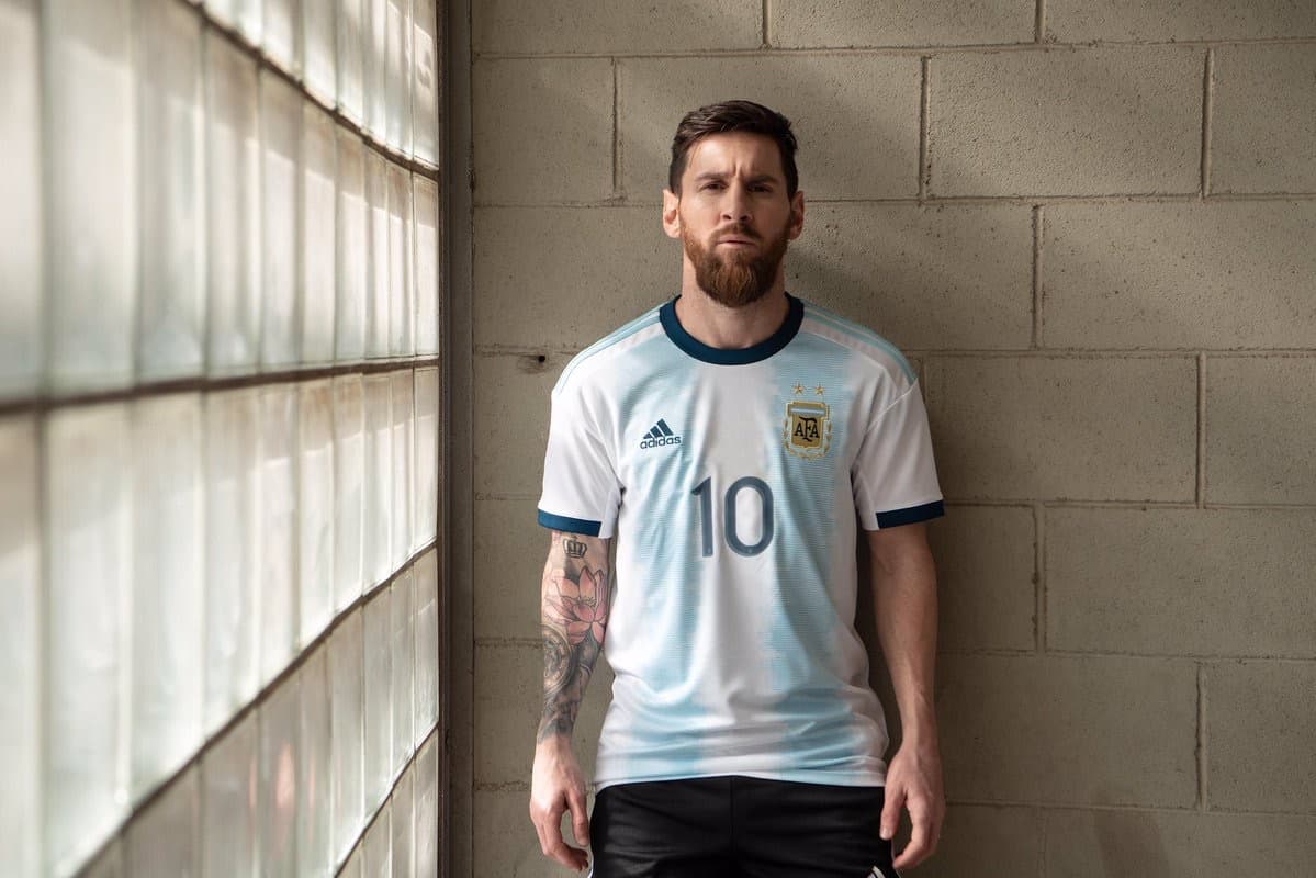 Las franjas más gruesas, el azul naval y el blanco vuelven a ser los principales atractivos de la playera de la selección Argentina, cuyo lanzamiento tuvo a Lionel Messi, Paulo Dybala, Lautaro Martínez, Ángel Correa.