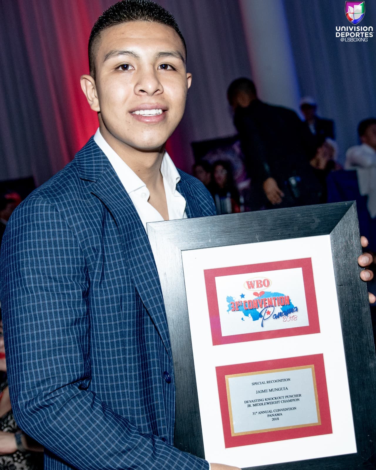 Jaime Munguía, campeón superwélter de la OMB.