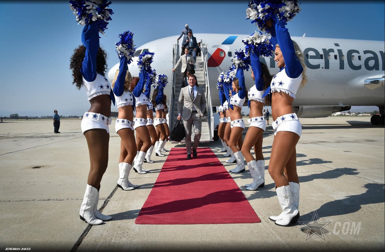 12 porristas de los Dallas Cowboys abrieron el campamento de entrenamiento del equipo en Oxnard, California.