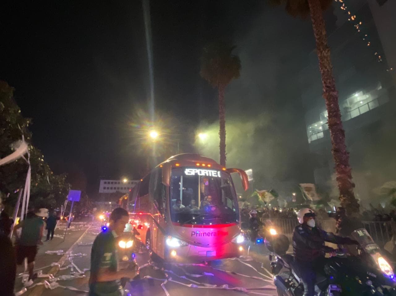 Los equipos llegan al estadio y son recibidos por miles de aficionados de la fiera, que quieren ver a su equipo levantar la novena copa de Liga MX.