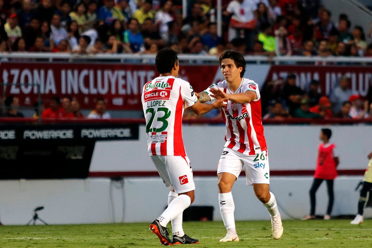 Los goles de Víctor Dávila (en la foto, derecha) y Brian Fernández, le dieron el triunfo al Necaxa por 2-1 sobre el América en el Estadio Victoria de Aguascalientes.