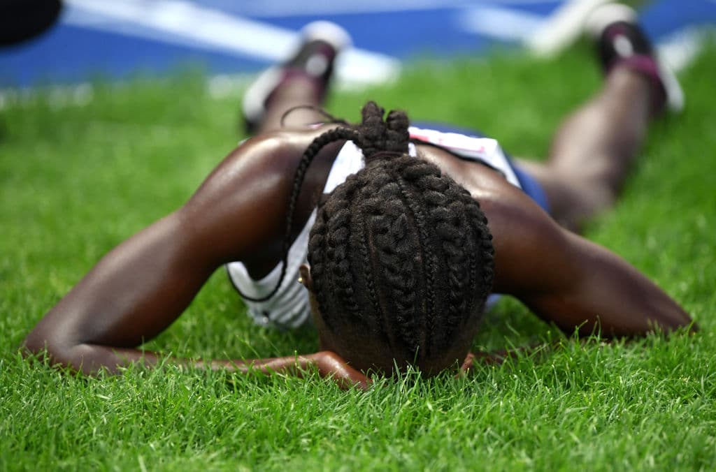 Lonah Salpeter llora en el césped luego de cruzar la meta en el cuarto lugar.
