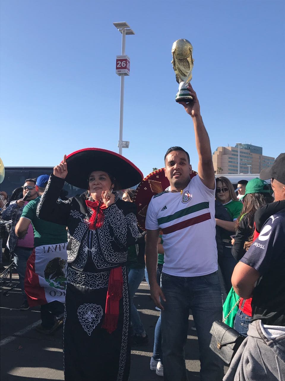 La fiesta y color de los fanáticos mexicanos prendió el ánimo para el partido del 'Tri' en el Levi's Stadium contra Islandia como preparación para el Mundial de Rusia 2018.