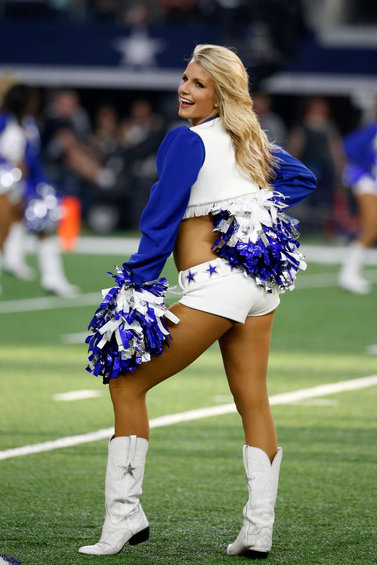 Los Cowboys vieron cortada una racha de ocho derrotas con por lo menos 400 yardas, al acabar con 353 pero eso no pareció importarle a esta hermosa porrista.