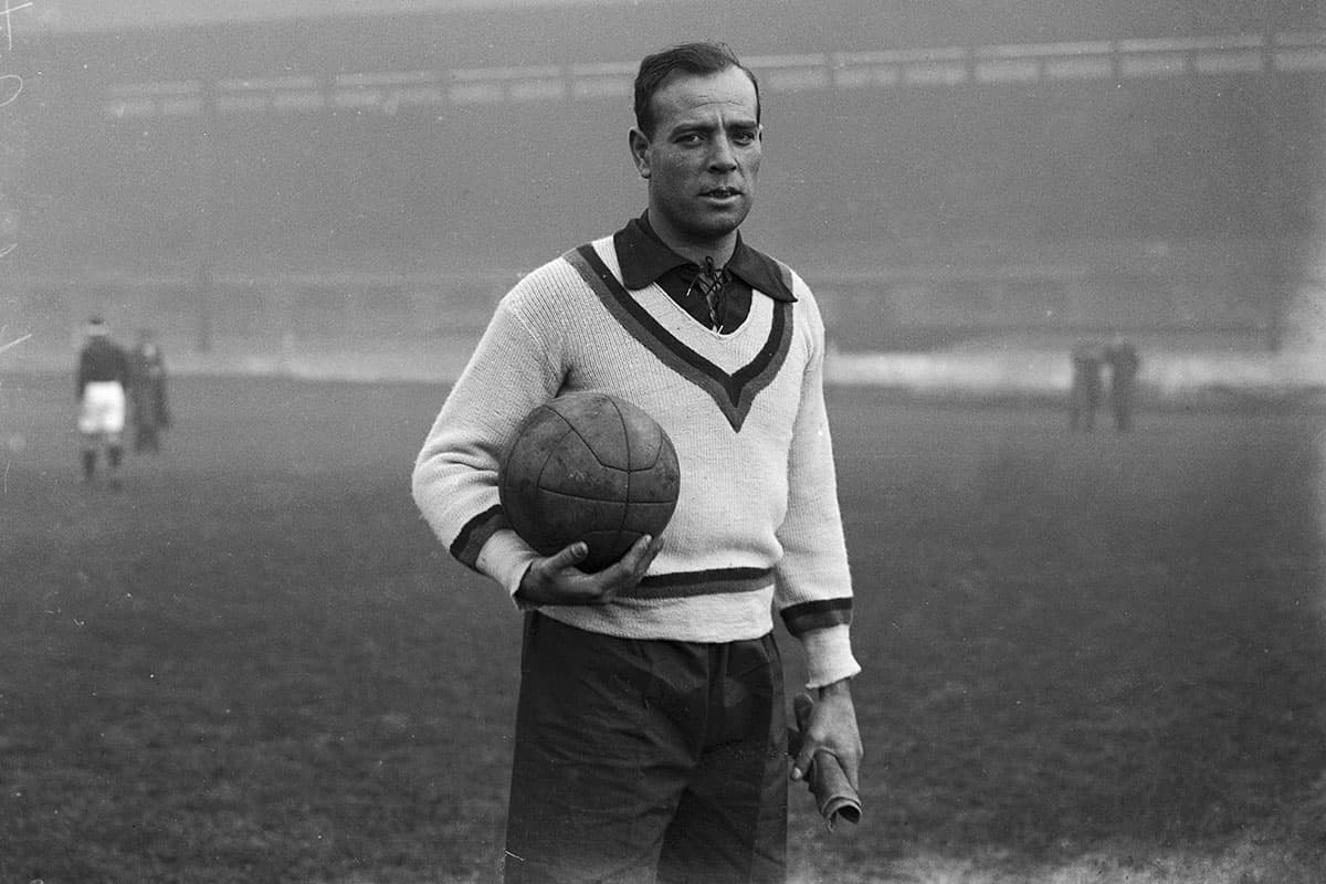 <b>Ricardo Zamora: </b>'El divino' del arco jugó con ambas escuadras, primero con el Barcelona entre 1919 y 1922, después pasó por el Espanyol y llegó al Real Madrid entre 1930 y 1936.