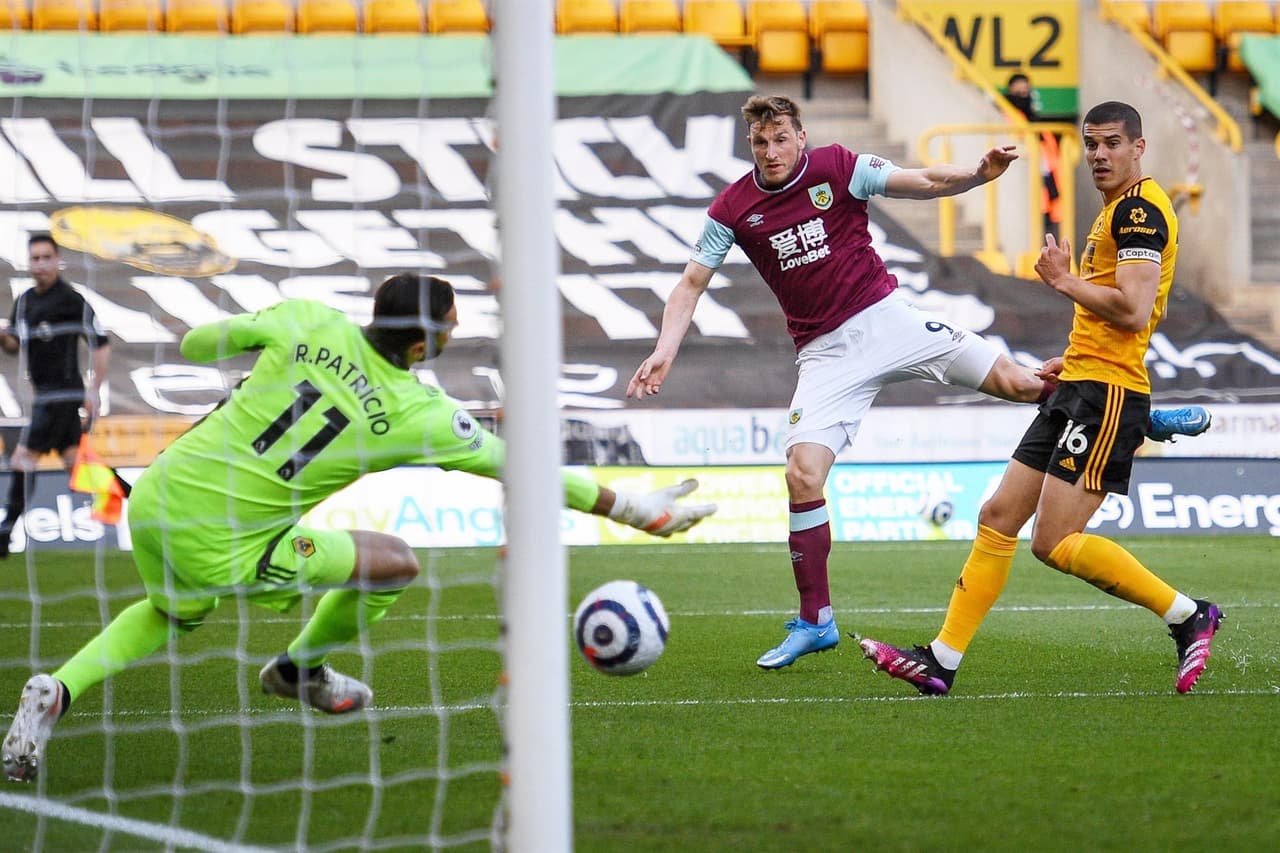 Wolverhampton se lleva una goliza por parte de Burney 4-0 durante la fecha 33 de la Premier League. Chris Wood anotó hat-trick para los locales y Ashley Wood puso la cereza en el pastel al minuto 85 del partido. El mexicano Raúl Jiménez aún no tiene participación en los encuentros con los Wolves.