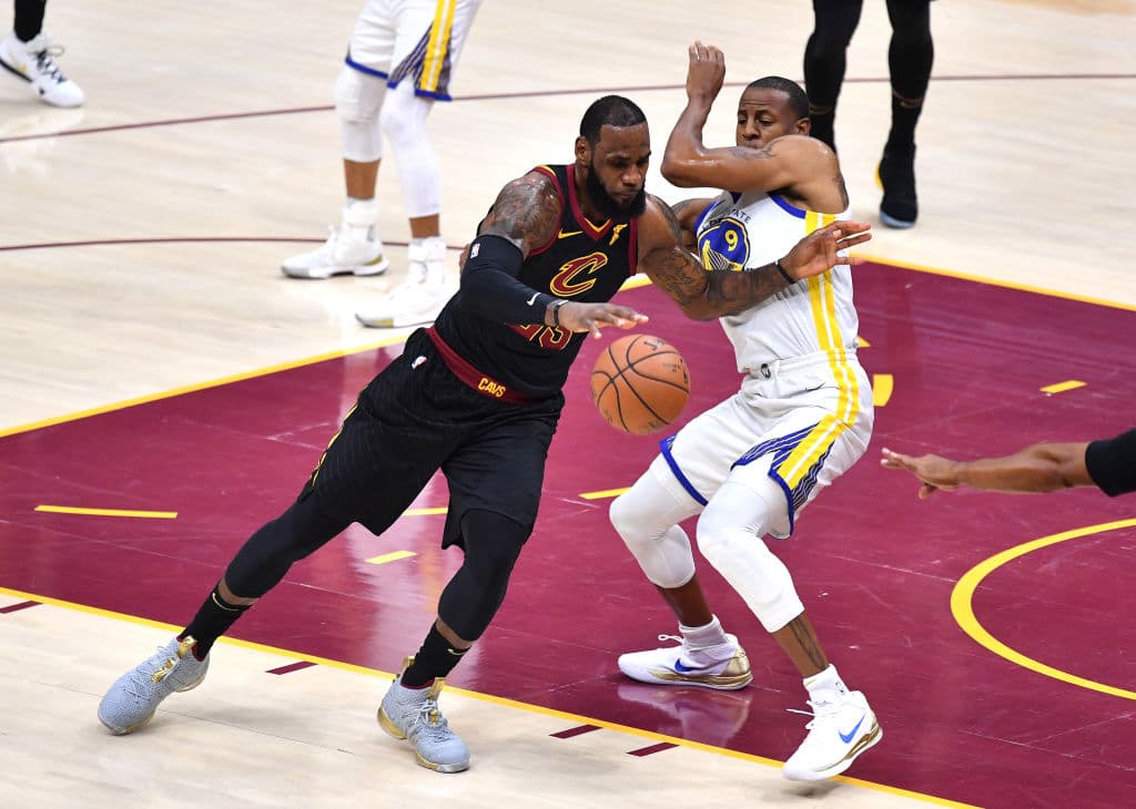 El regreso de Andre Iguodala, tras perderse los dos primeros partidos de la Final, complicó en defensa a LeBron, pues se sabe que es uno de los jugadores que mejor resistencia opone a James.