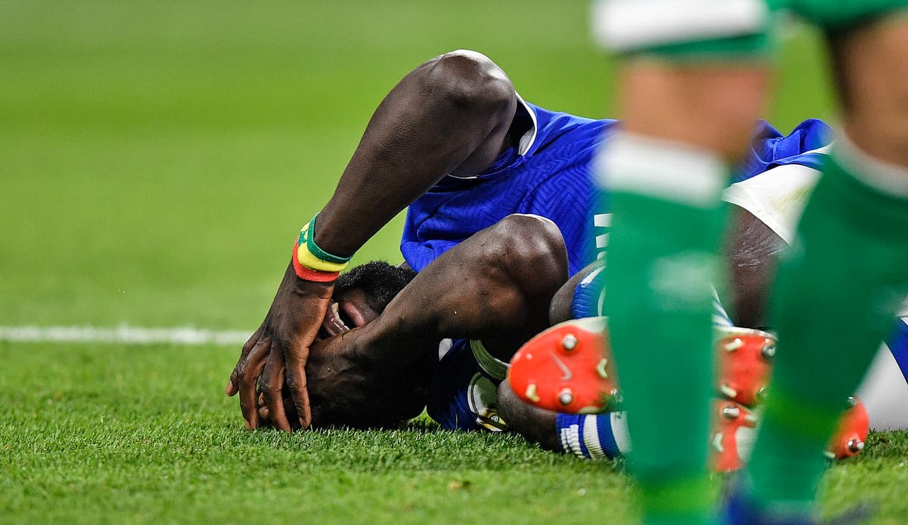 El defensa central del Schalke 04, Salif Sané, se lesionó en la rodilla el pasado mes de noviembre, desde entonces los dirigidos por David Wagner han sufrido mucho.