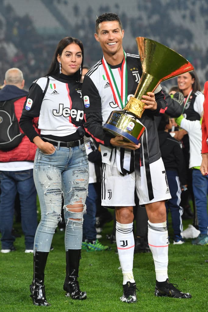 Cuando Cristiano Ronaldo ganó la Serie A en un partido Juventus vs Atalanta BC en Turín, Italia; Georgina estuvo ahí y una vez más demostró cómo lucir con glamour un 'jersey' deportivo con un par de 'jeans' rasgados y botas altas.