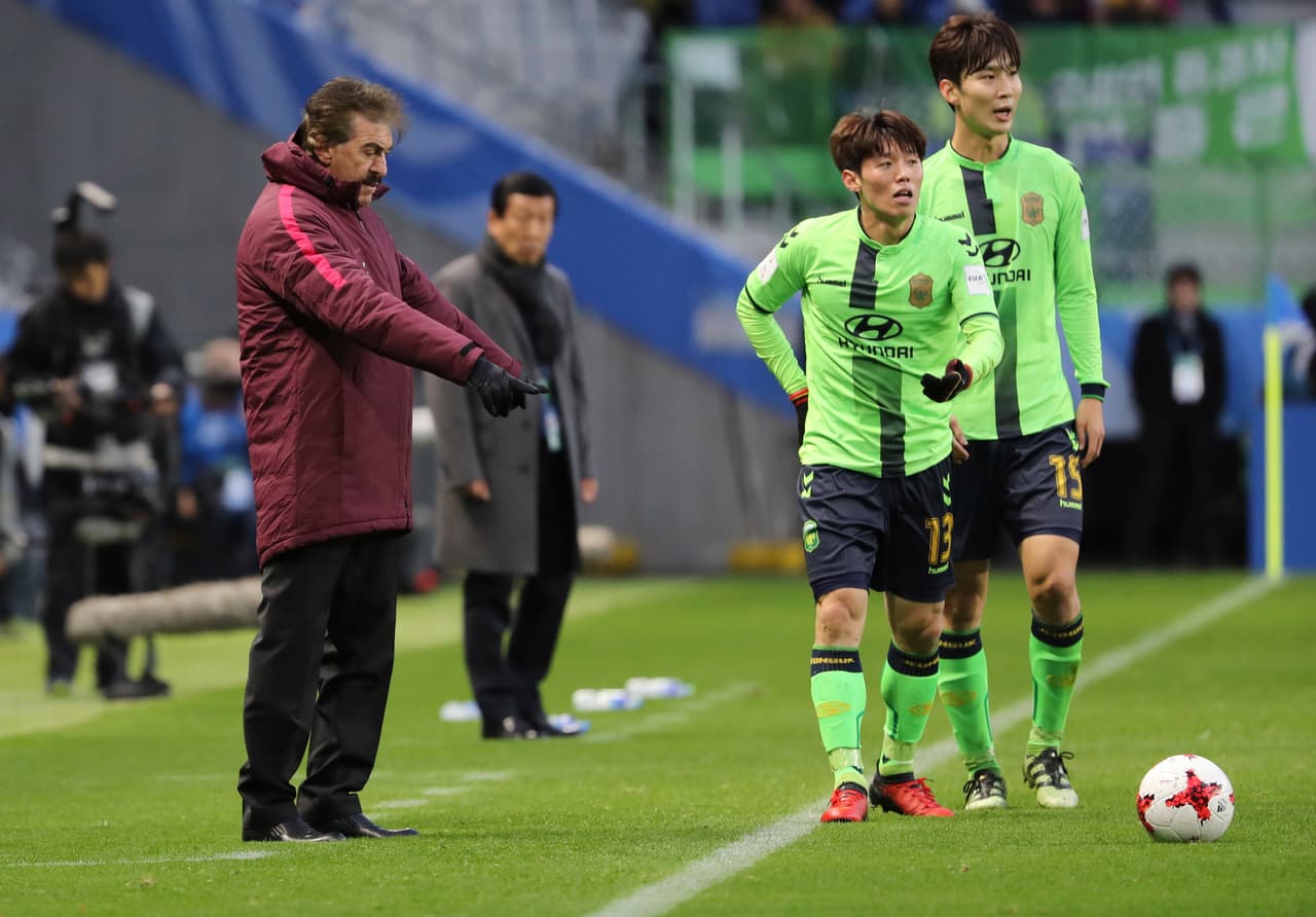 Al técnico Ricardo La Volpe le costó descifrar la propuesta del Jeonbuk y desde su estrategia no supo cómo generar opciones claras de gol en la primera parte.