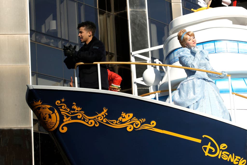 Entre los artistas y celebridades se encuentran Carrie Underwood, Jon Batiste, Nelly, Kelly Rowland, Miss América Camille Schrier, la banda Foreigner y muchos otros.