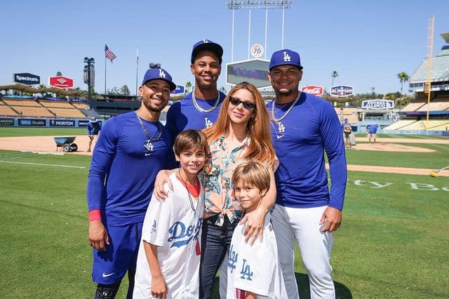 Shakira, Milan y Sasha viajaron posteriormente a Los Ángeles, California. Ahí, realizaron una visita al Dodger Stadium y convivieron con algunos de los jugares del equipo de béisbol.
<br>