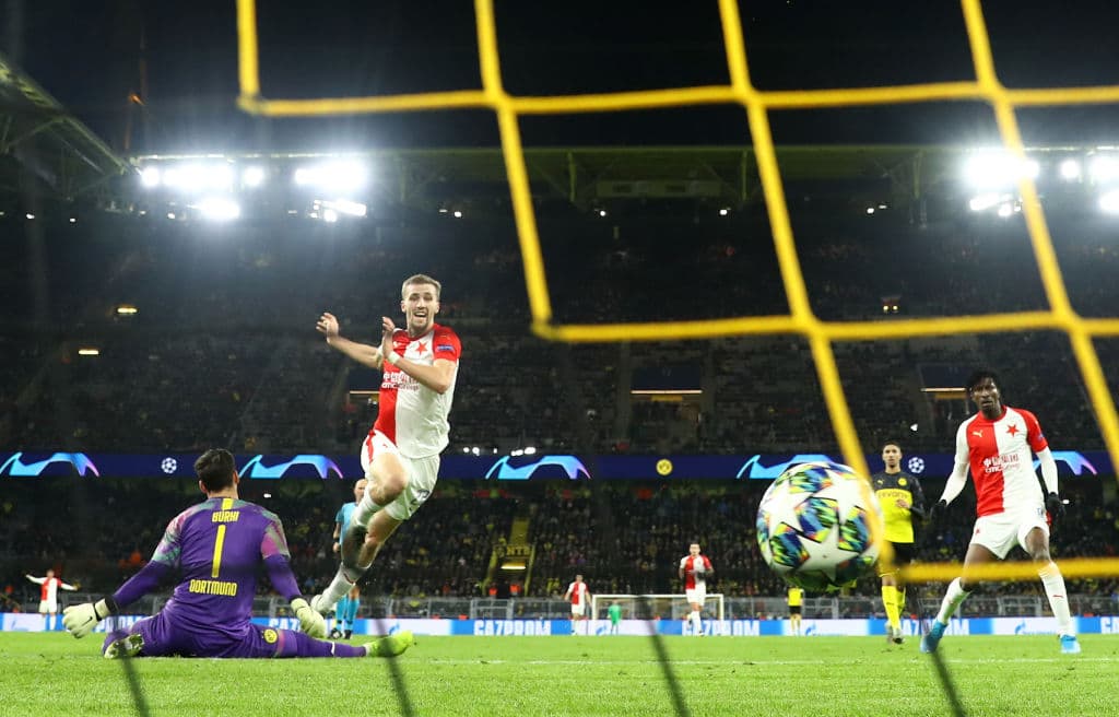 Ahora sí, Tomas Soucek por fin vence a Burki y remata al fondo de la red para empatar el juego.