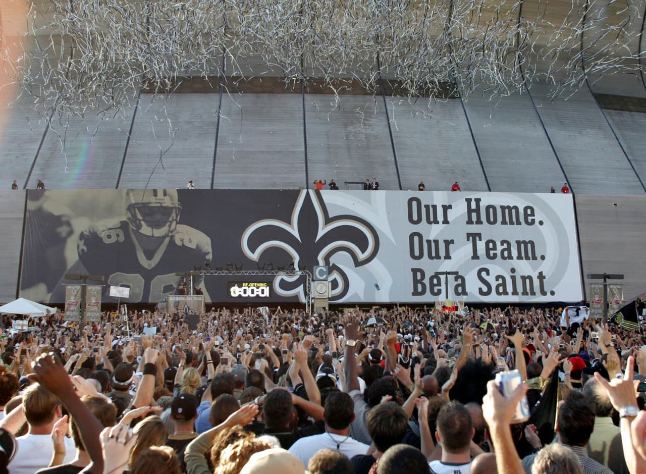 <b>La Reapertura</b>
<br>Los aficionados animados al caer la bandera que cubría un letrero de bienvenida en el Superdome de Luisiana antes del primer partido en la casa de los Santos luego de que Katrina golpeó la zona en agosto de 2005.