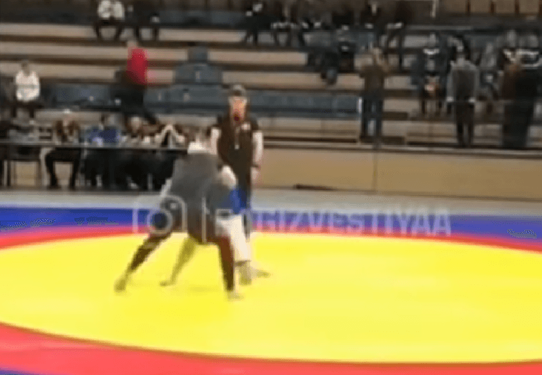 Luchador se fractura el cuello al intentar una llave