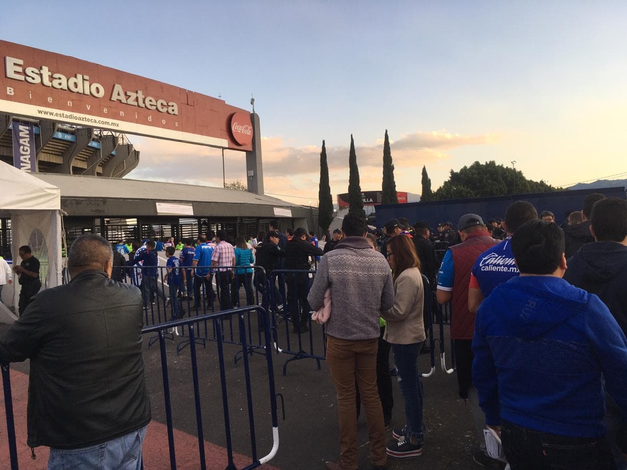 Gran cantidad de fanáticos en las afueras del Estadio Azteca a minutos de la Semifinal entre Cruz Azul y Monterrey.