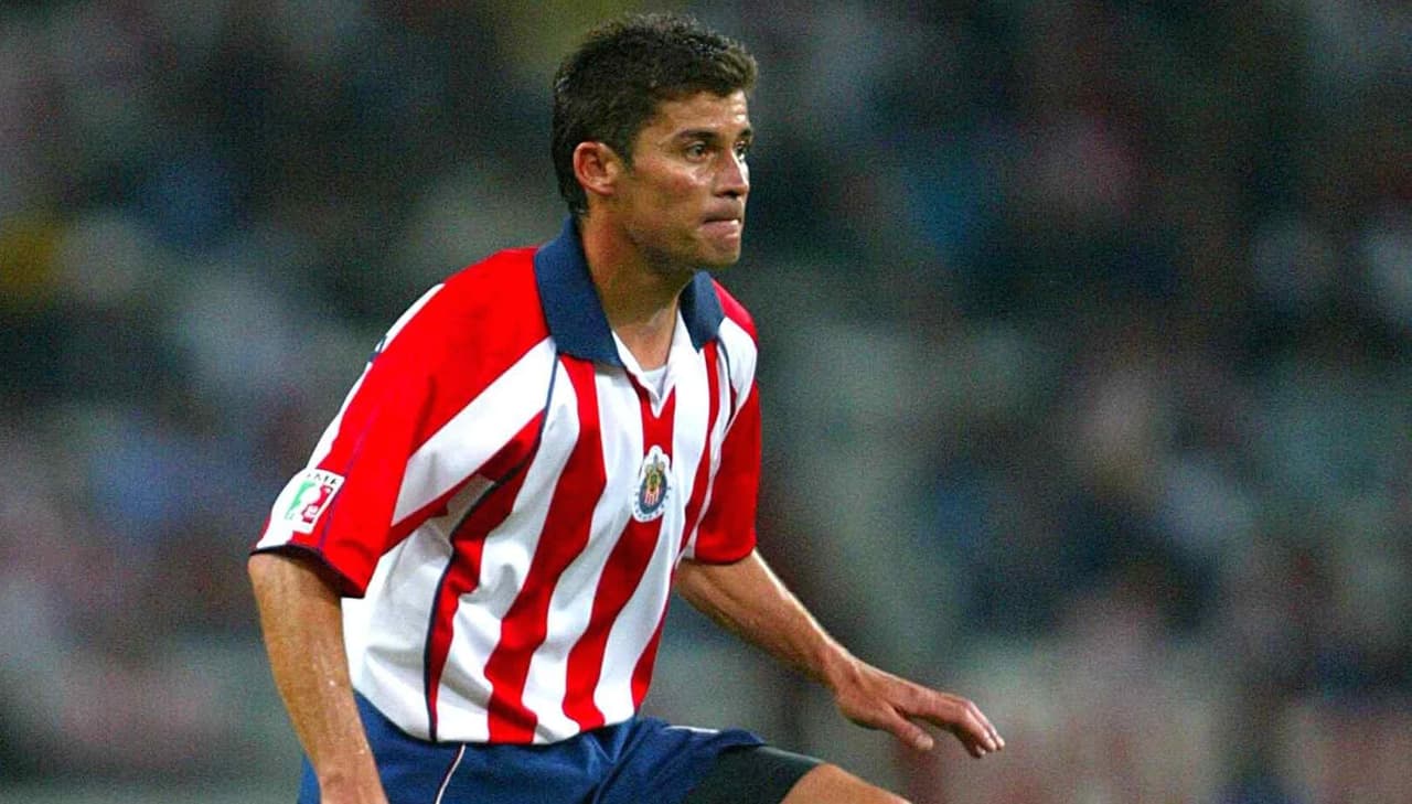 Ramón Ramírez estuvo con Chivas de Guadalajara de 1994 a 1998 y su rendimiento lo llevó al Mundial de Estados Unidos 94 con México. Este talentoso volante fue campeón de la Liga MX con el equipo en 1997.