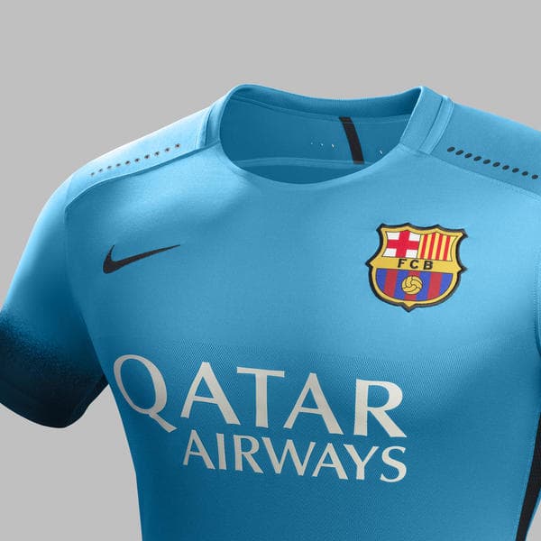 En el cuello del jersey trae escrita la famosa frase; ‘‘Més que un club’’, y la Senyera aparece en la manga derecho señalando el orgullo y la conexión que hay con Cataluña.