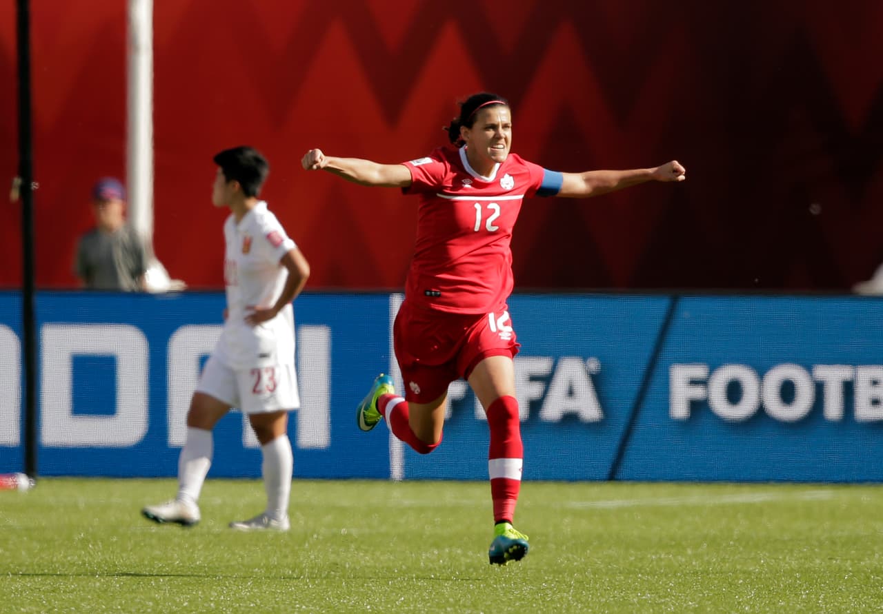 CHRISTINE SINCLAIR (CAN) | Capitana de la selección canadiense, quien además anotó el primer gol en el actual Mundial de Canadá 2015. Es la máxima goleadora en la historia de Canadá con 153 goles en 222 partidos. Campeona de la NWSL con las Portland Thorns y de la Copa Oro 2010. Fue goleadora de los Juegos Olímpicos 2012.