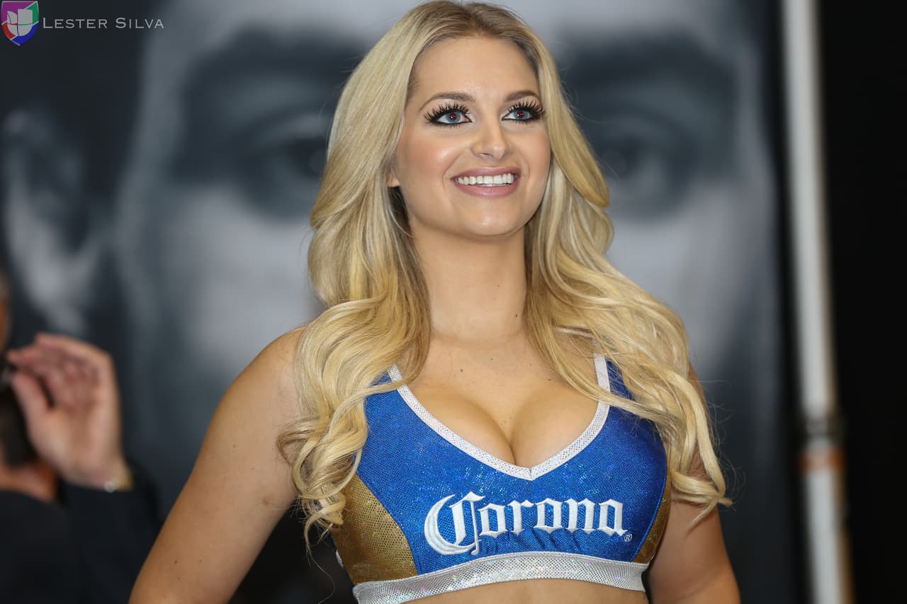 La preciosa Mia Russo de ojo azul es relativamente nueva como una Corona Ring Girl.