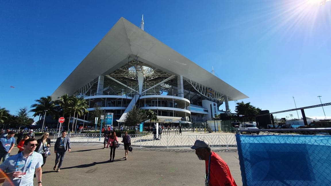 Así se vive el color en el Hard Rock Stadium de Florida previo al partido entre San Francisco 49ers y Kansas City Chiefs.