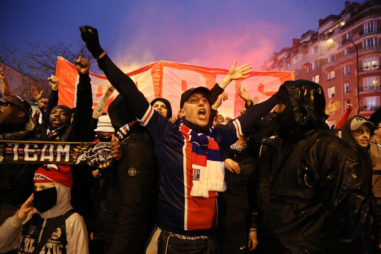 Los aficionados del Paris Saint-Germain –los más hostiles– y del Real Madrid han puesto el color en los alrededores del Parque de los Príncipes, así como en las graderías. Un ambientazo para vivir un partido de primer nivel en los octavos de final de la Champions League.