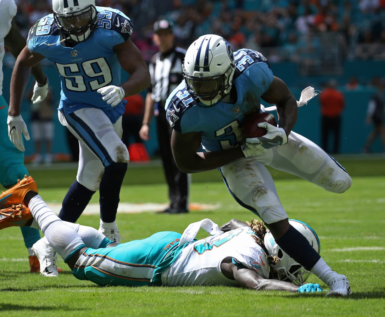 Luego tuvo que ser un balón suelto de Jay Ajayi el que llevara a la primera anotación de los Titans.