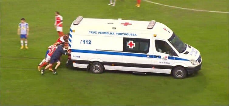 Jugadores empujan una ambulancia en pleno partido del Porto y Braga