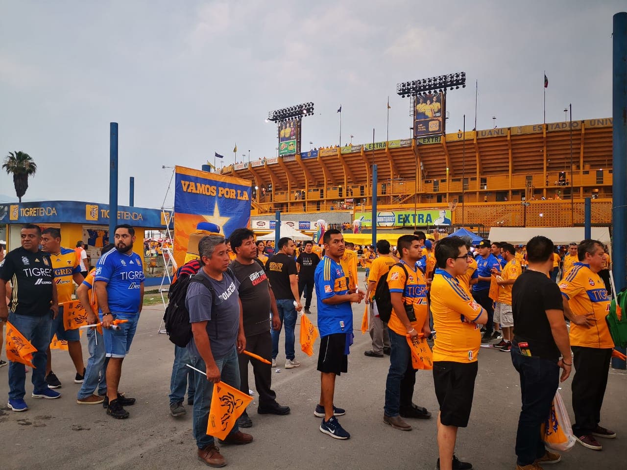 Aficionados de Tigres, mayoritariamente, y del León, tomaron por 'asalto' las inmediaciones del Estadio Universitario para atestiguar el juego de Ida de la Final del Clausura 2019 de la Liga MX en Monterrey. Se esmeraron y le pusieron un fantástico ambiente.