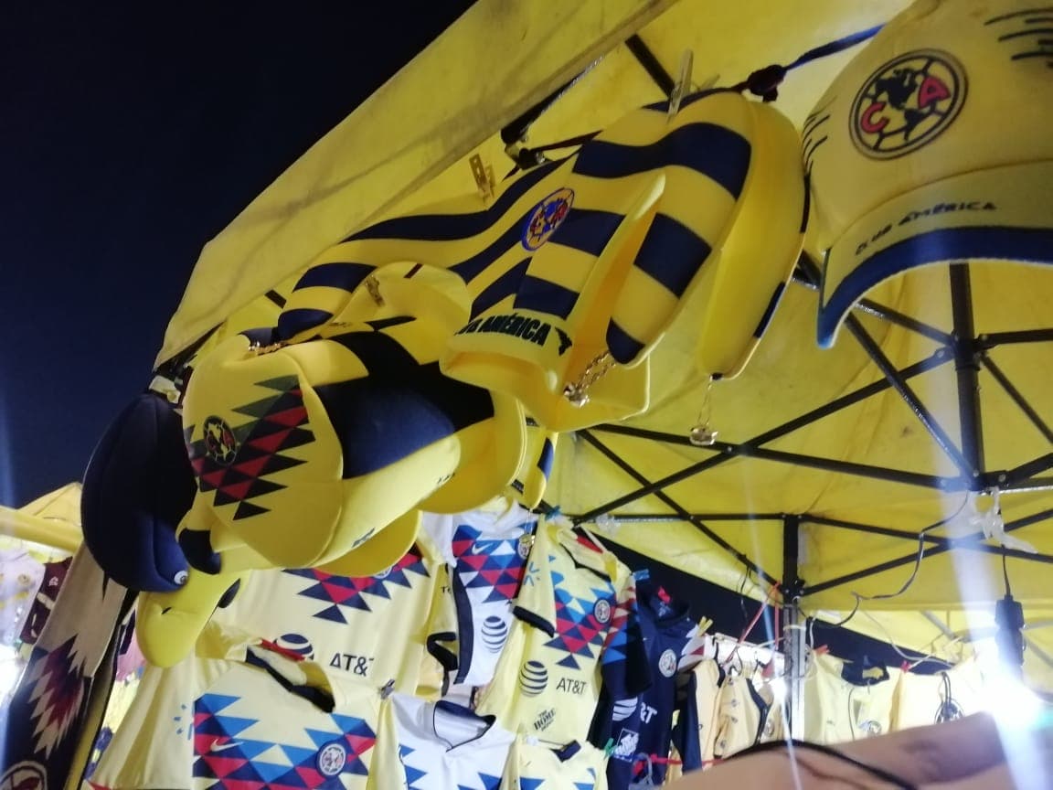 Los aficionados pueden adquirir todo tipo de productos alusivos al conjunto de Coapa previo al duelo de la Concachampions.