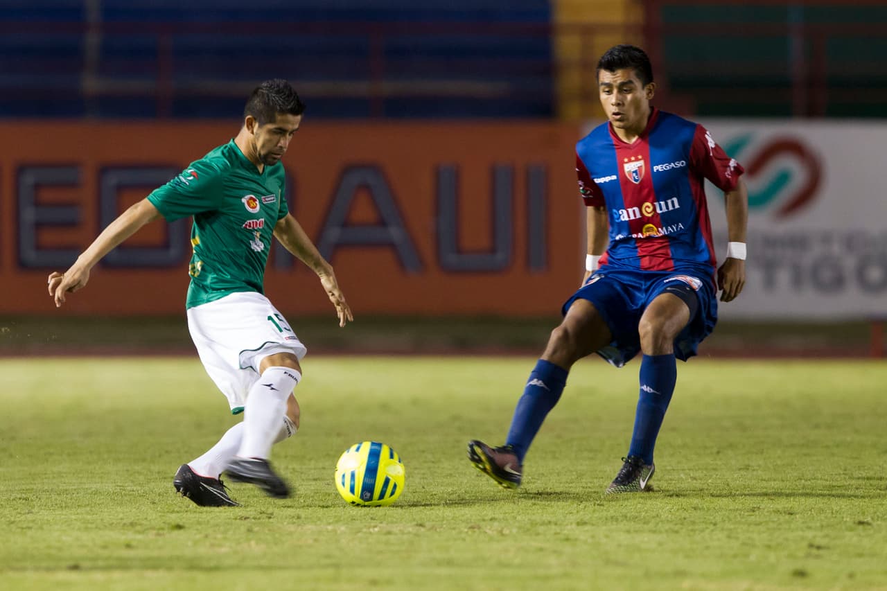 César Morales (izq., acá con Mérida) lleva 8 goles con el Xelajú en la Liga Nacional de Guatemala. Es tercero entre los goleadores mexicanos.