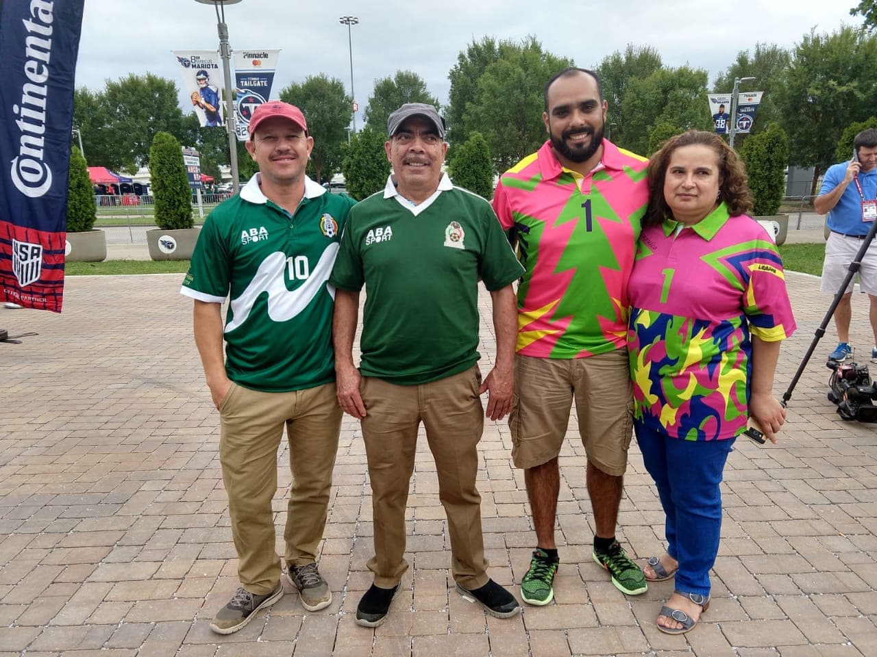 Aficionados retro, con la camisola del Mundial 1994 y el uniforme de portero del legendario Jorge Campos.