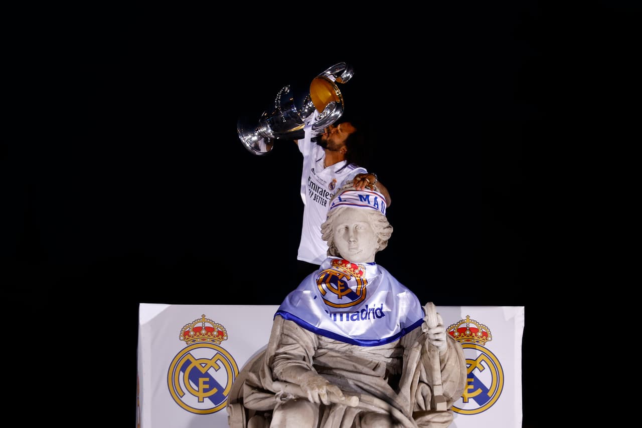 Miles de fanáticos del Real Madrid inundaron las calles de la capital española para festejar en grande el título 14 de la Champions League y el título 36 de LaLiga en un doblete histórico para la afición merengue que se coronó en Cibeles y en el Santiago Bernabéu.