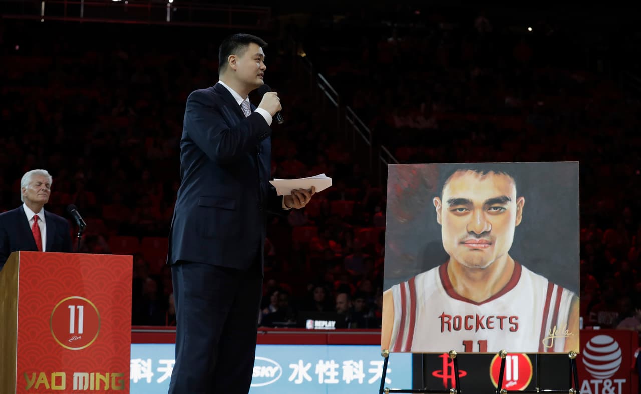 Yao Ming - La Gran Muralla logró brillar con los Houston Rockets y el equipo retiró su número 11.