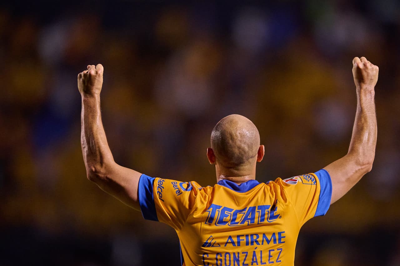 Carlos González fue el héroe de Tigres aquella noche. El marcador favoreció a los felinos 2-1.