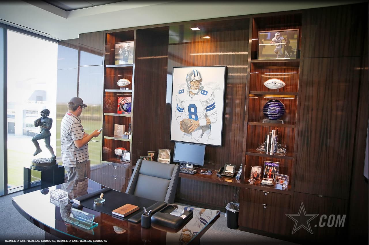 Las oficinas de los ejecutivos con todas las comodidades y vista hacia el campo de prácticas.