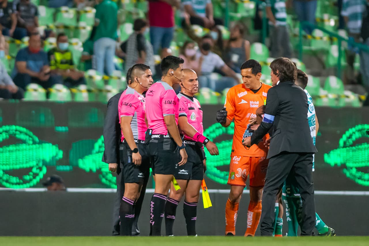 Guillermo Almada percibe al VAR y arbitraje en contra de Santos