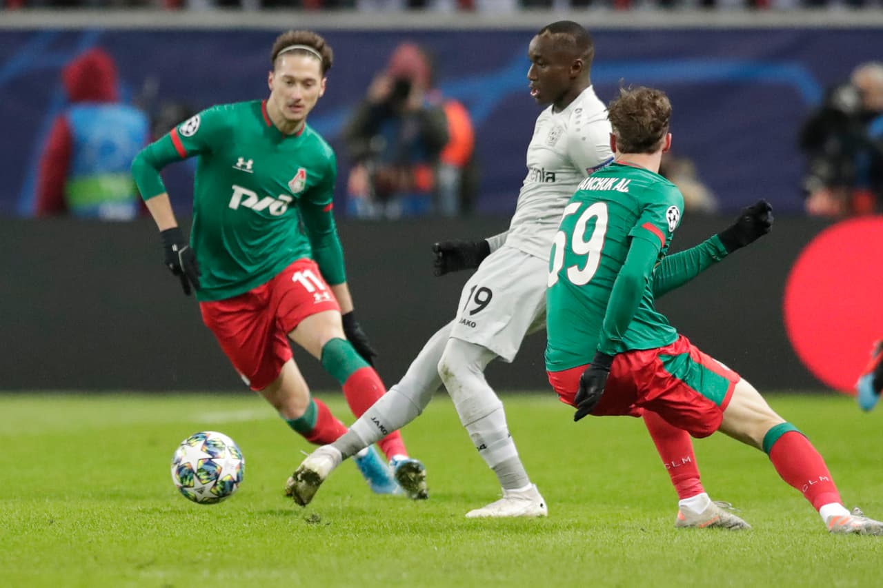 Moussa Diaby del Leverkusen lucha por el balon contra Anton Miranchuk del Lokomotiv.