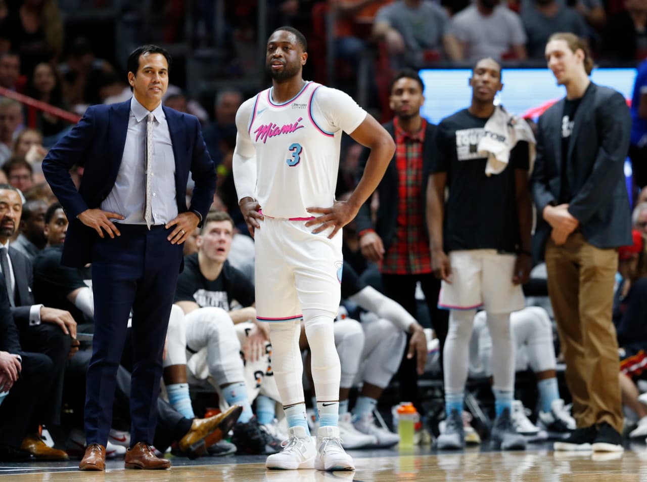 Wade salió de la banca y anotó tres puntos al encestar solo uno de seis disparos, con dos asistencias, un rebote, un tapón y cuatro balones perdidos en 22 minutos.