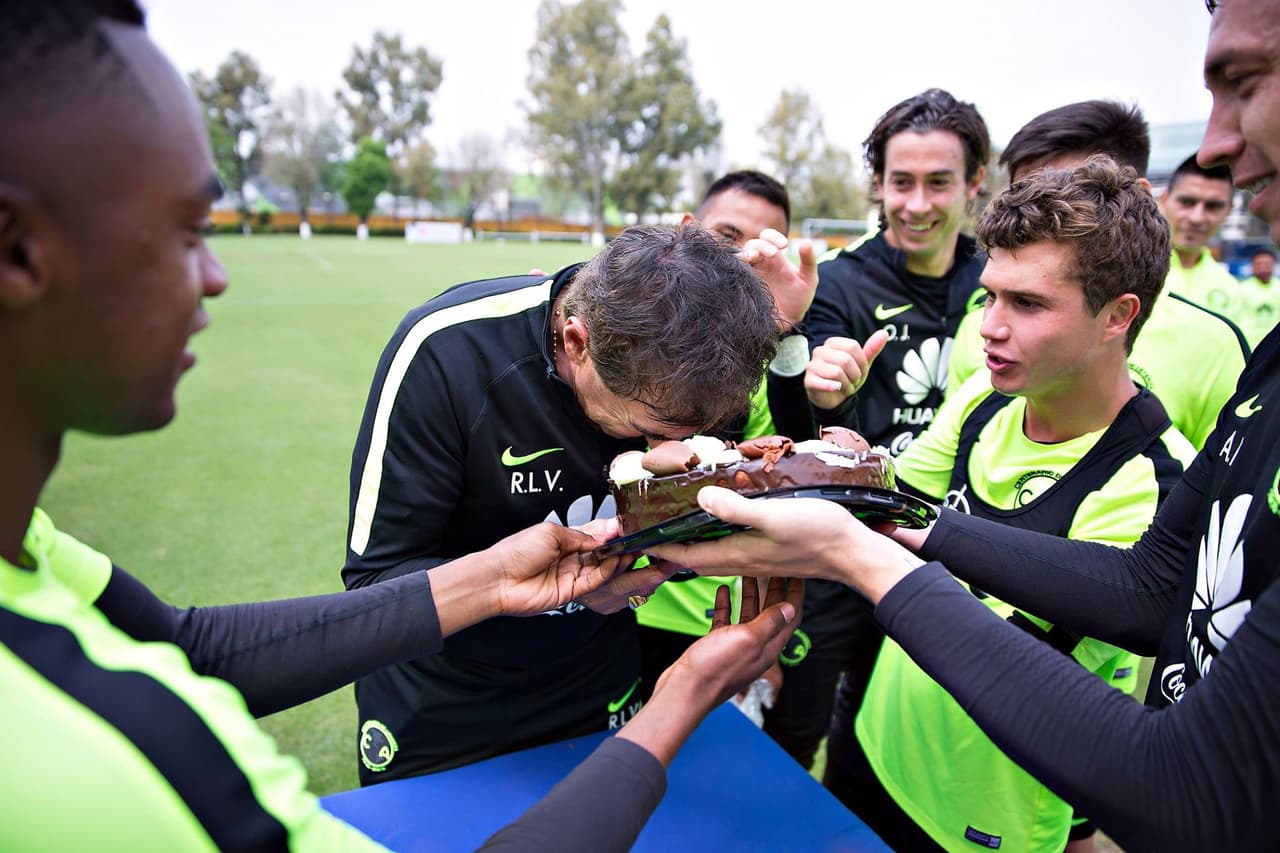 El técnico del América cumplió 65 años y en las instalaciones del club le cantaron las famosas ‘Mañanitas’ y se llevó un pastelazo por parte de todos los jugadores, así como la clásica ‘fila india’.