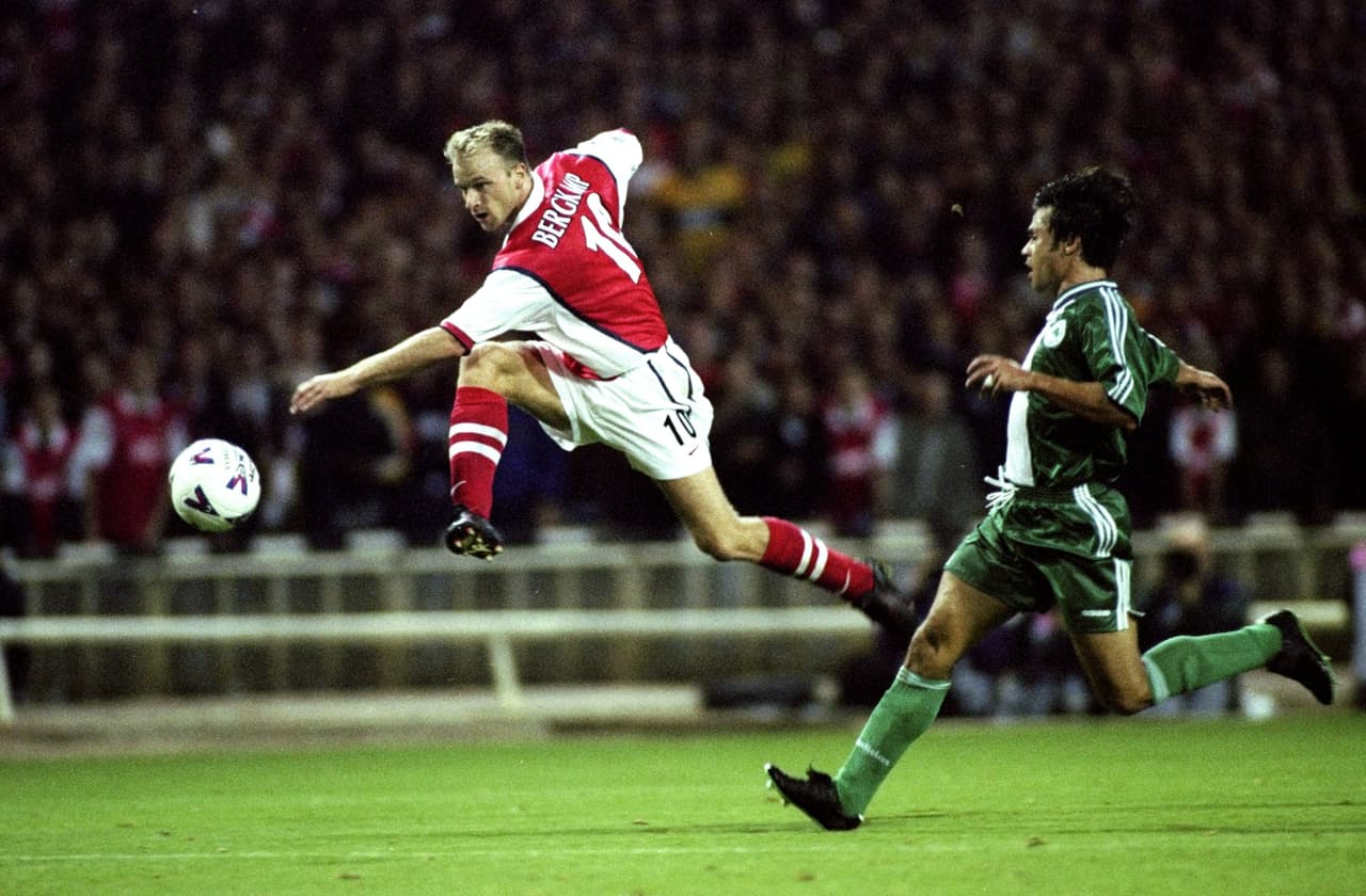 Dennis Bergkamp volaba en su juego, pero en los nueve años que estuvo con Arsenal nunca lo hizo en avión. Por eso, en su negociación con el equipo siempre perdía dinero.